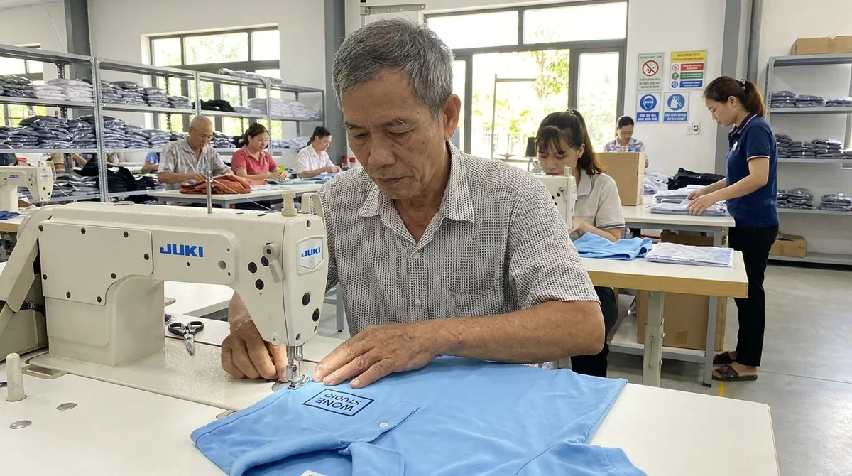 may áo thun theo yêu cầu số lượng ít - 3